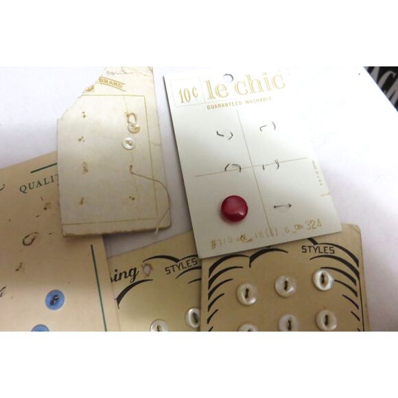 LOT OF 70+ /-  VINTAGE DOLL OR BABY CLOTHES BUTTONS NEW ON THE CARD - Picture 3 of 6